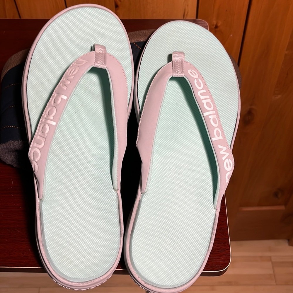 Mens/woman’s New Balance flips size 41 or 10.5 women, 8.5 men.